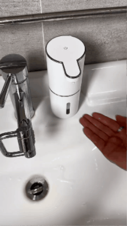 Dispenser autom&aacute;tico de jab&oacute;n en espuma funcionando